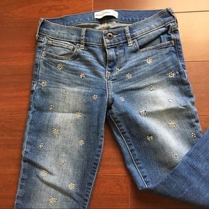 💙Abercrombie Floral bedazzled pattern jeans